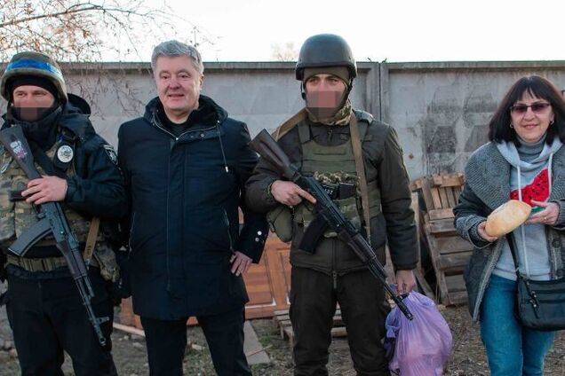 Хлеб непокоренного города: Порошенко привез на блокпост в Херсоне волонтерский хлеб