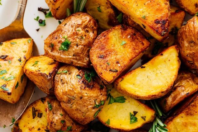 Вкусный картофель по-селянски для ужина в духовке: делимся самым простым и удачным рецептом 