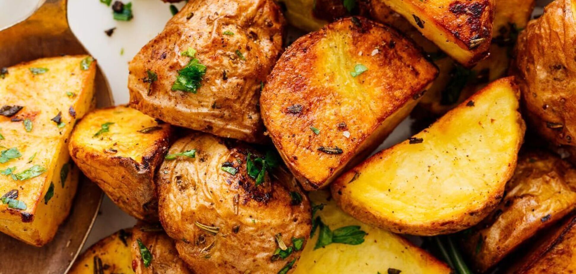 Як смачно приготувати картоплю в духовці