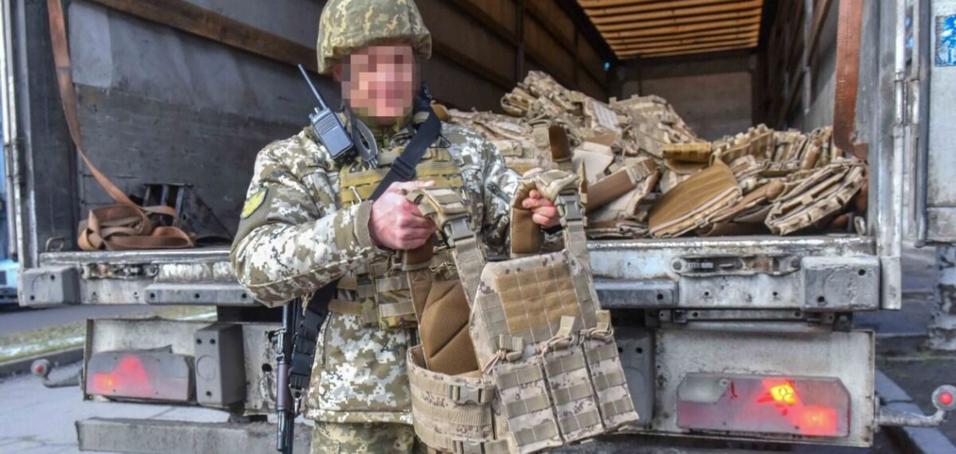 'Метинвест' передал запорожским военным 550 бронежилетов образца США
