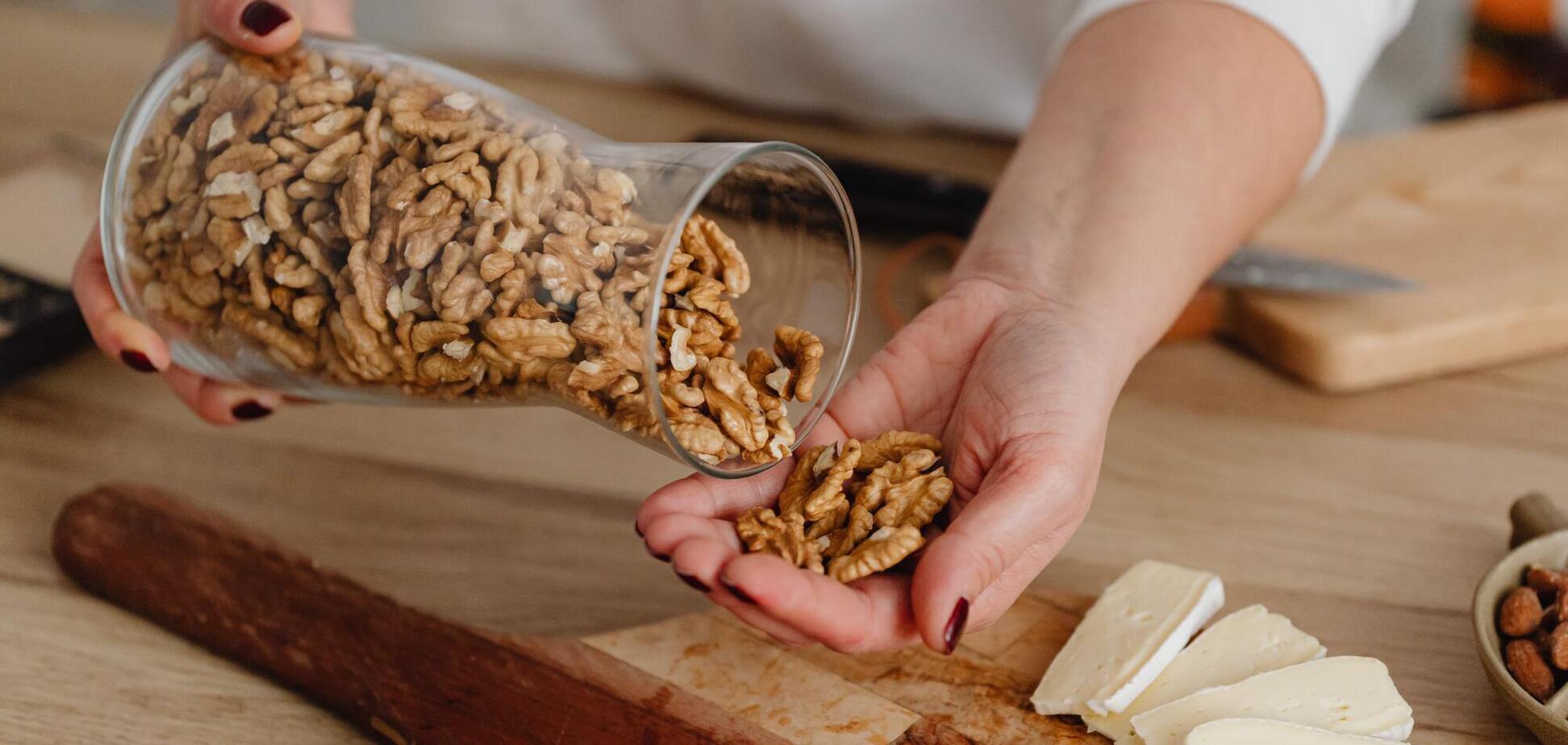 Как легко очистить грецкие орехи: самые действенные способы