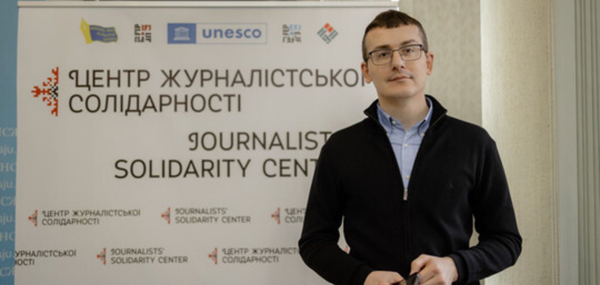 'Авто з позначкою 'Преса' регулярно обстрілюють': Сергій Томіленко розповів в інтерв’ю МФЖ про рік роботи в умовах війни