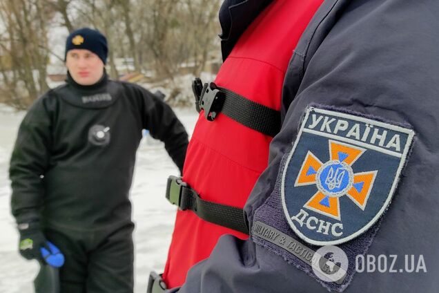 Спасатели доставили мужчину на берег
