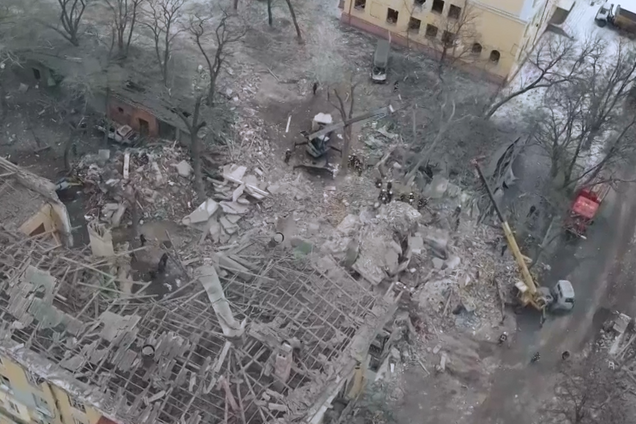 Уничтоженный ракетой жилой дом в Краматорске показали с высоты