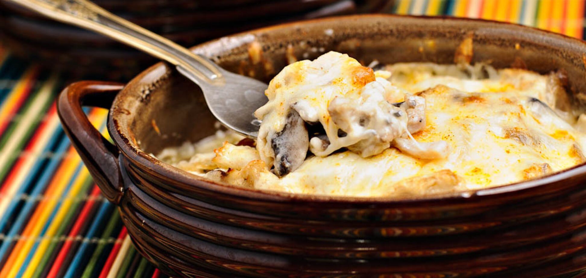 Що приготувати на обід з курки, грибів та сиру: дуже ситна та бюджетна страва