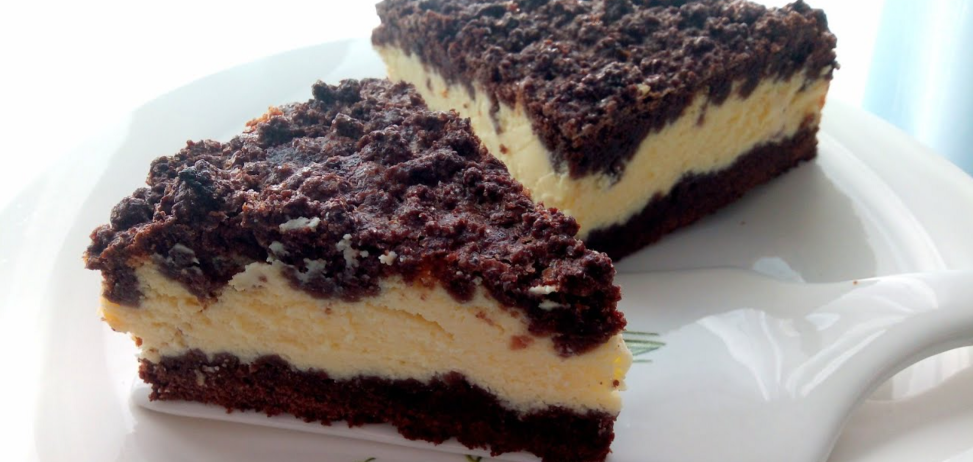 Шоколадний тертий пиріг із сирною начинкою: рецепт найпростішого домашнього десерту