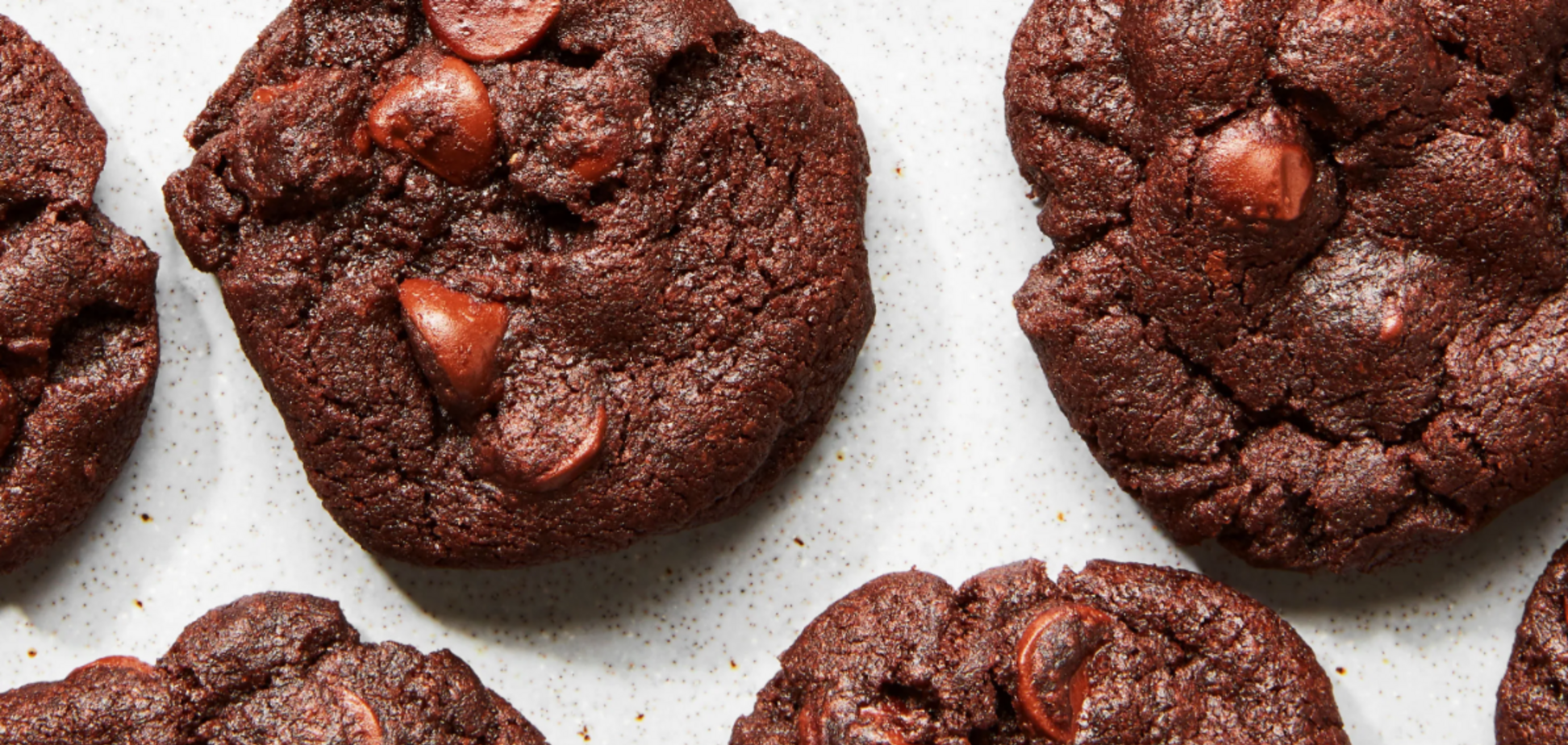 Шоколадное печенье с вишнями за 15 минут: бюджетная домашняя выпечка