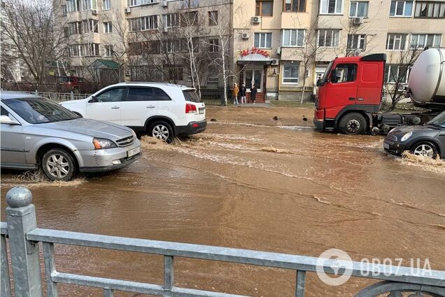 На вулиці прорвало трубу