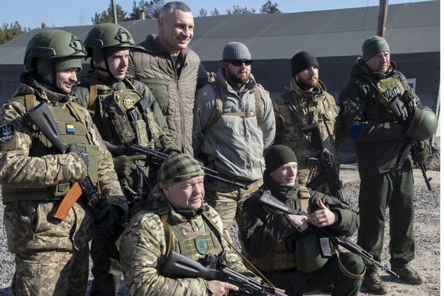 Кличко посетил полигон одной из воинских частей в Киевской области и передал бойцам помощь. Фото