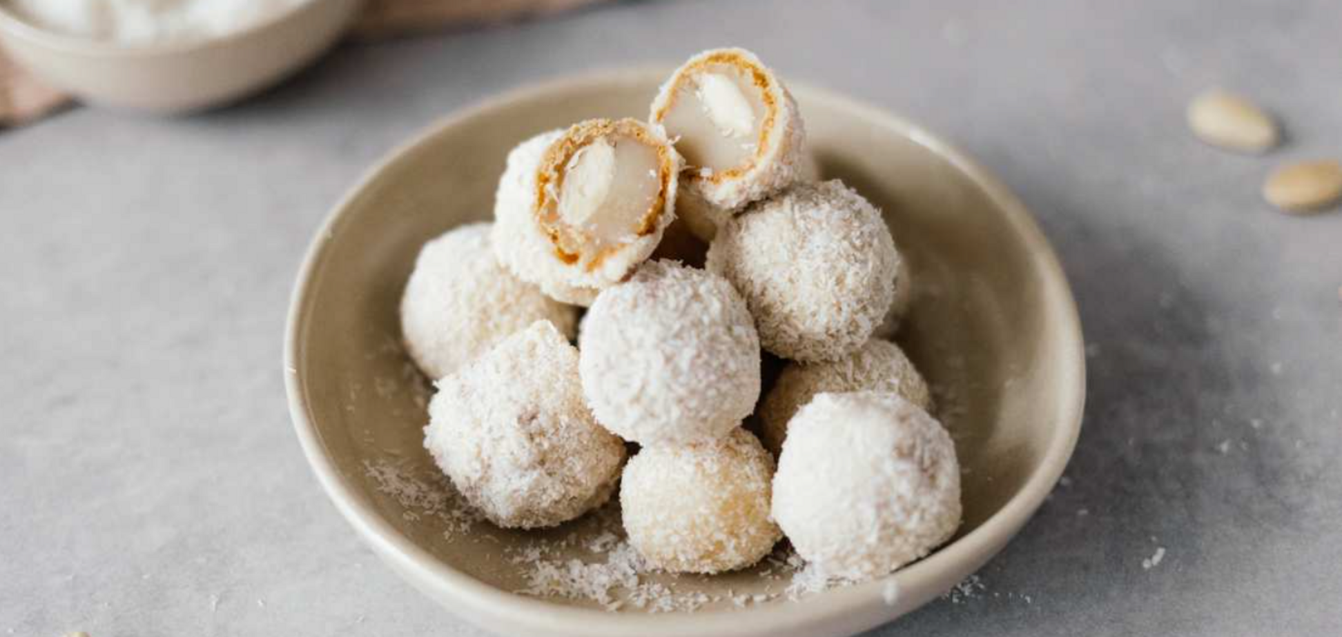 Кокосовые конфеты 'Рафаэлло' за 10 минут: без муки, сахара и выпекания