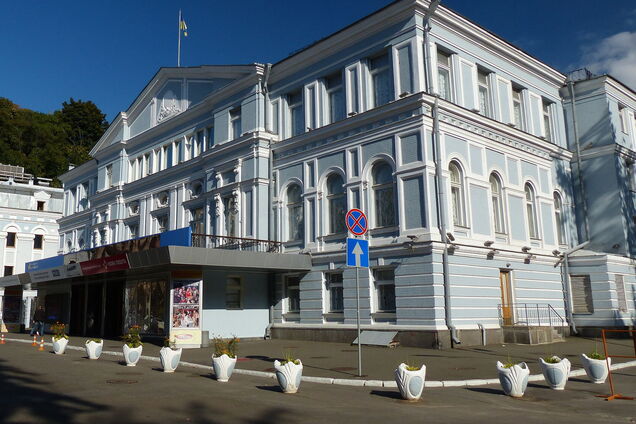 На месте усадьбы Меригна сегодня находится театр