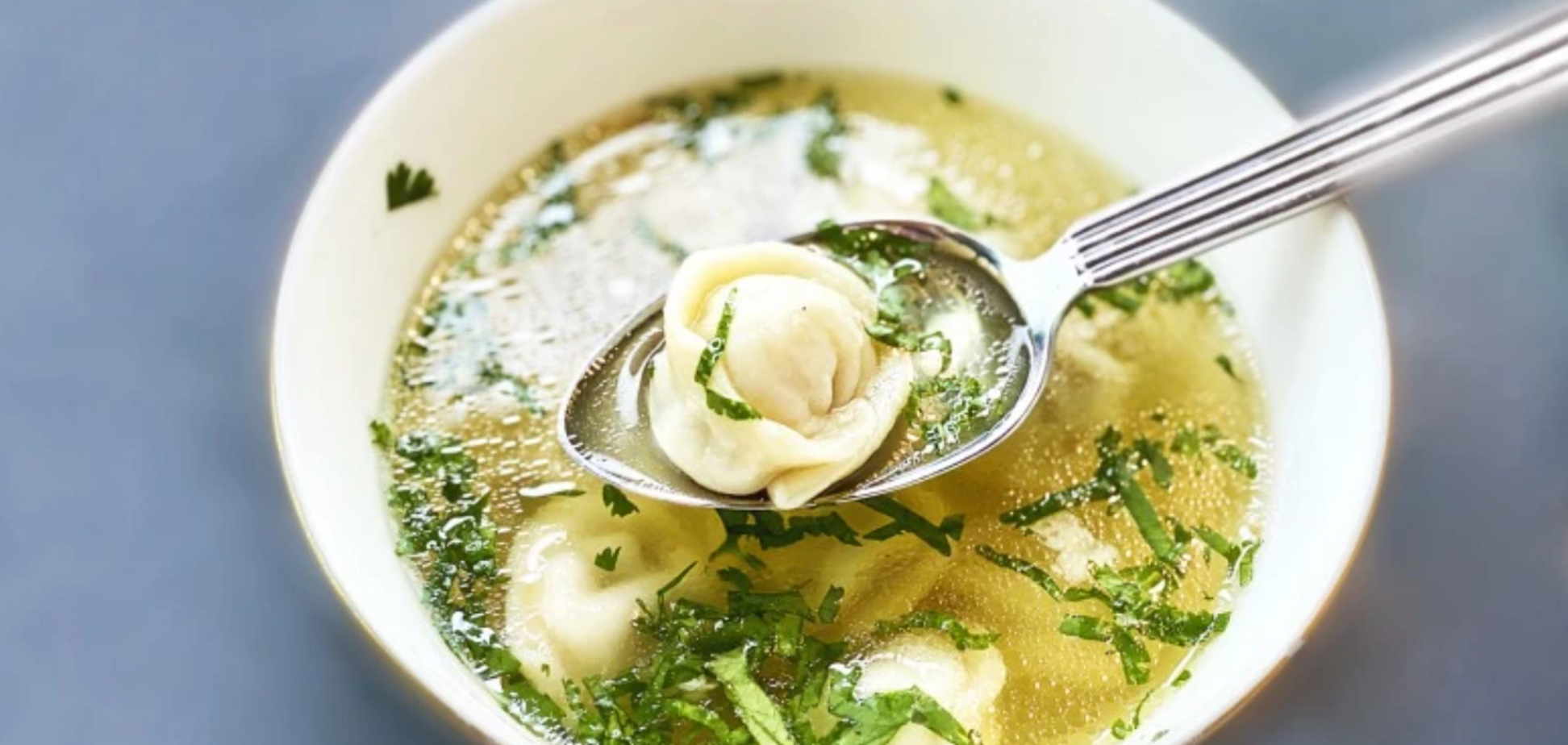 Бабусин суп з пельменями: як приготувати ситну страву за 20 хвилин