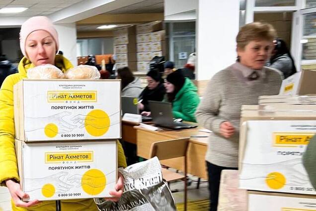 Фонд Ахметова передал для жителей Донбасса проднаборы и таблетки для очистки воды