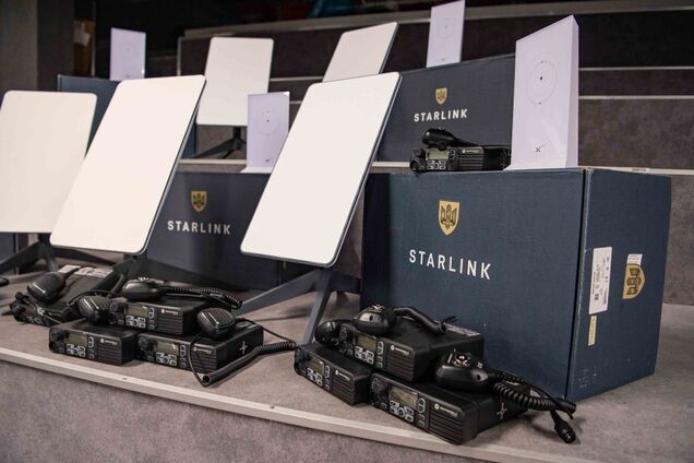 'У нашей борьбы нет выходных': Порошенко передал десантникам 'Старлинки' и рации