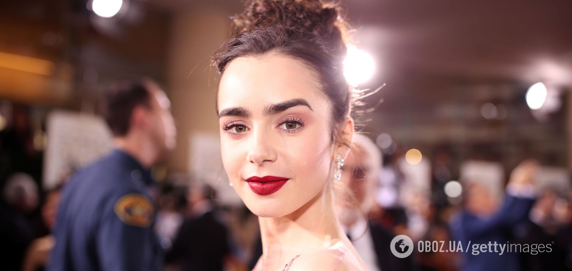 Зірка 'Емілі в Парижі' Лілі Коллінз одягнула стильну шапку від українського бренду. Фото