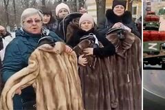 Радість була недовгою: у вдів ліквідованих 'мобіків' відібрали пафосно подаровані шуби