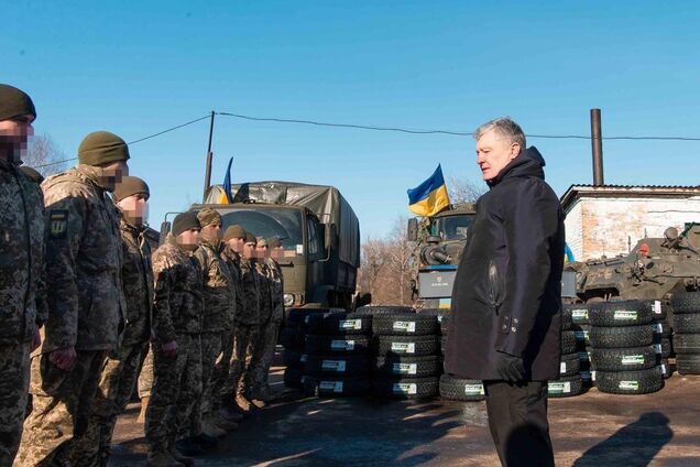 'Нічого важливішого за армію немає': Порошенко заявив, що треба негайно повернути доплати військовим