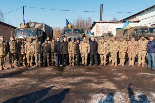 Порошенко привіз розвідникам на північний фронт 'Старлінки', радіостанції та іншу допомогу