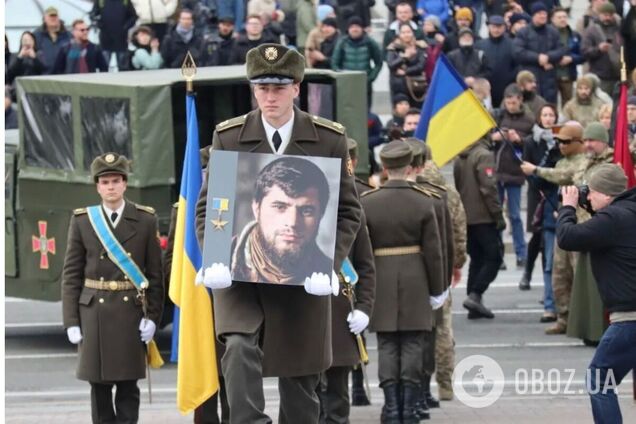 Попрощатися із Героєм України прийшли тисячі громадян