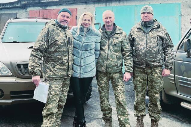 Волонтер Яровая передала уже 50 авто для бойцов на фронт: ей удалось собрать более 11,2 млн грн