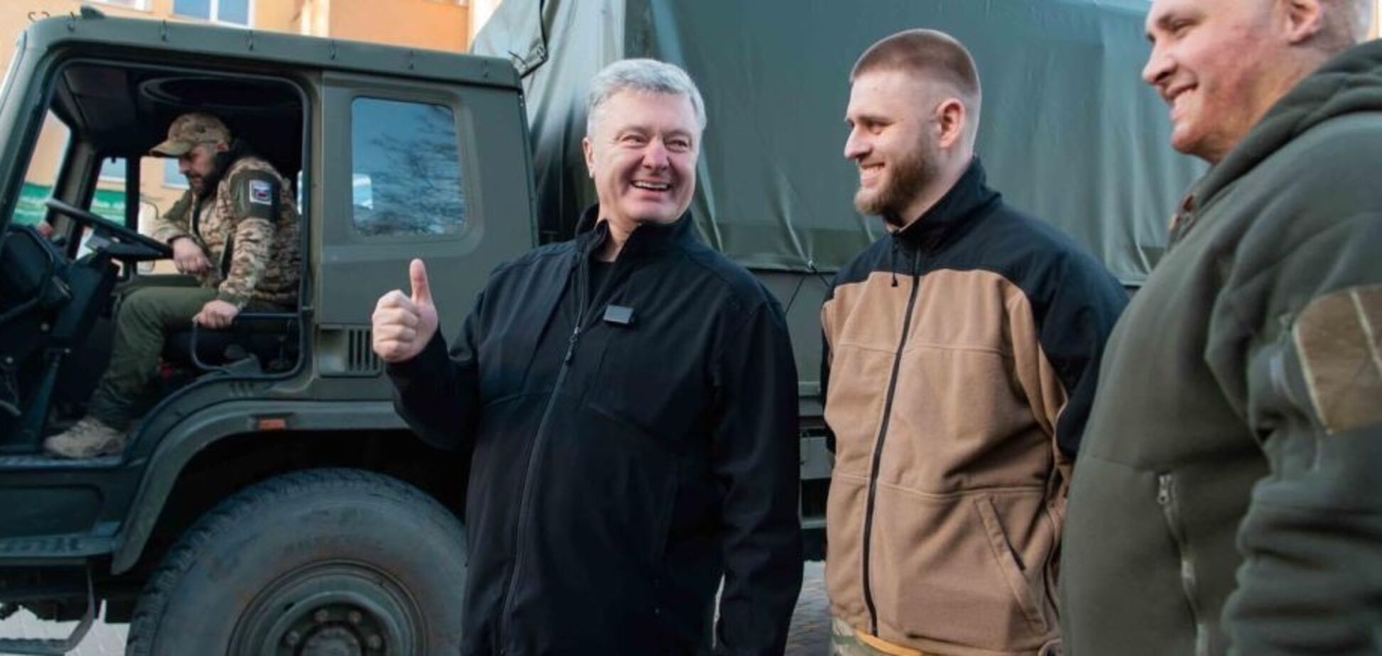 Порошенко передав легендарним розвідникам дві вантажівки та 'спецзамовлення'. Фото