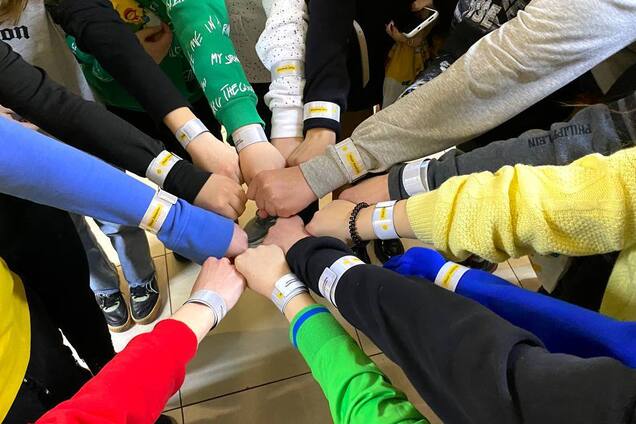 Фонд Рината Ахметова передает светоотражающие браслеты детям из Мариуполя