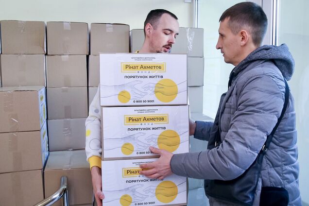 Пострадавшие от ракетного удара РФ в Запорожье получили гумпомощь от Фонда Рината Ахметова