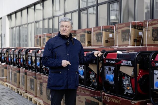 Порошенко с волонтерами купил 150 генераторов для мобильных мастерских и передвижных бань. Фото и видео
