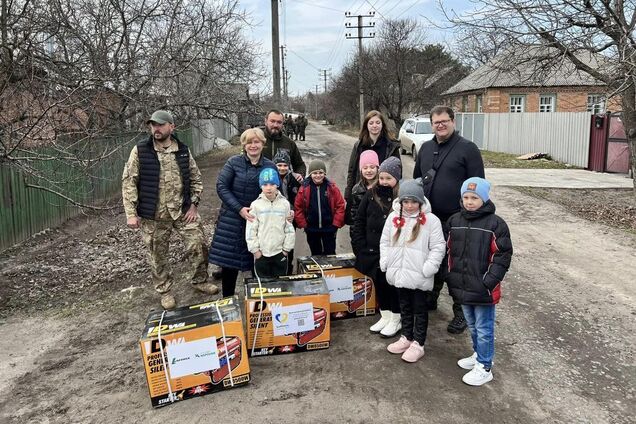 Депутати 'Європейської Солідарності' привезли генератори багатодітним родинам у прифронтові міста Донеччини. Фото
