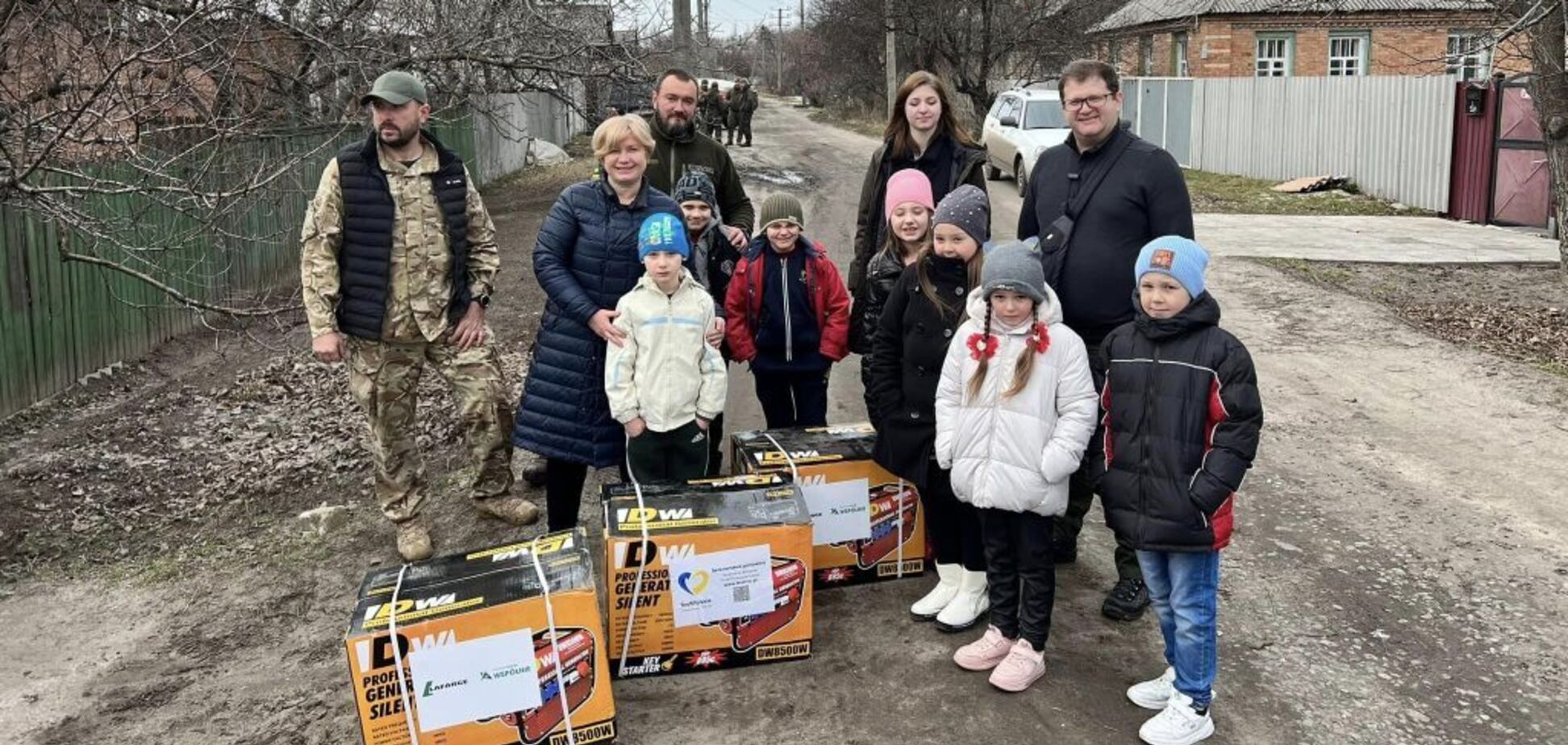 Депутаты 'Европейской Солидарности' привезли генераторы многодетным семьям в прифронтовые города Донбасса. Фото