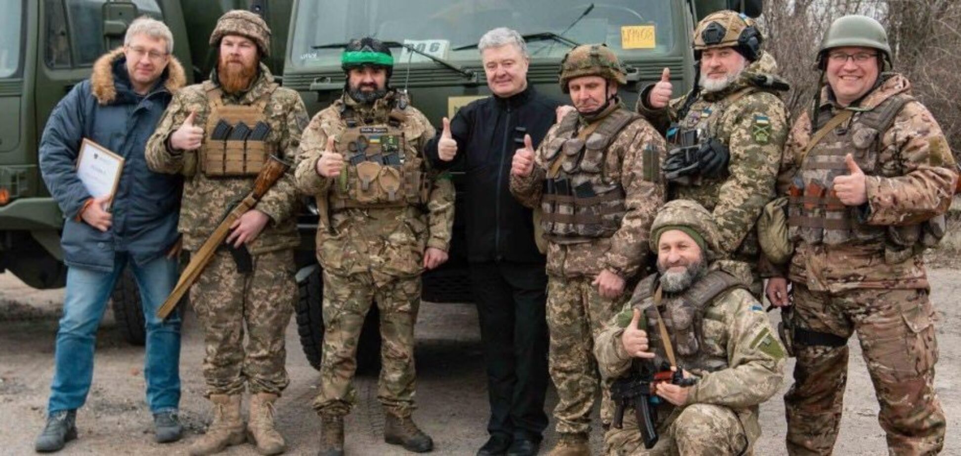 Воюють на Бахмутському напрямку: Порошенко на Донеччині передав у 23-й стрілецький батальйон DAFи та техніку