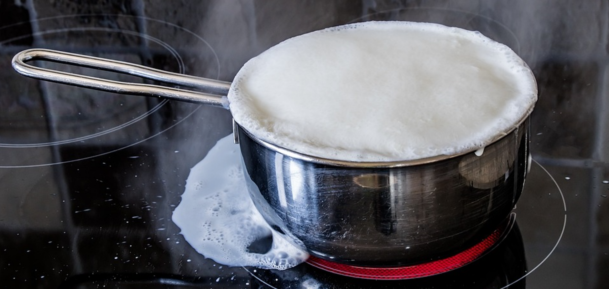 Як варити молоко, щоб воно не пригоріло і не 'втекло': найпростіший лайфхак