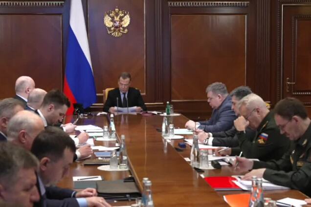 Дмитрий Медведев пригрозил директорам заводов российского ВПК