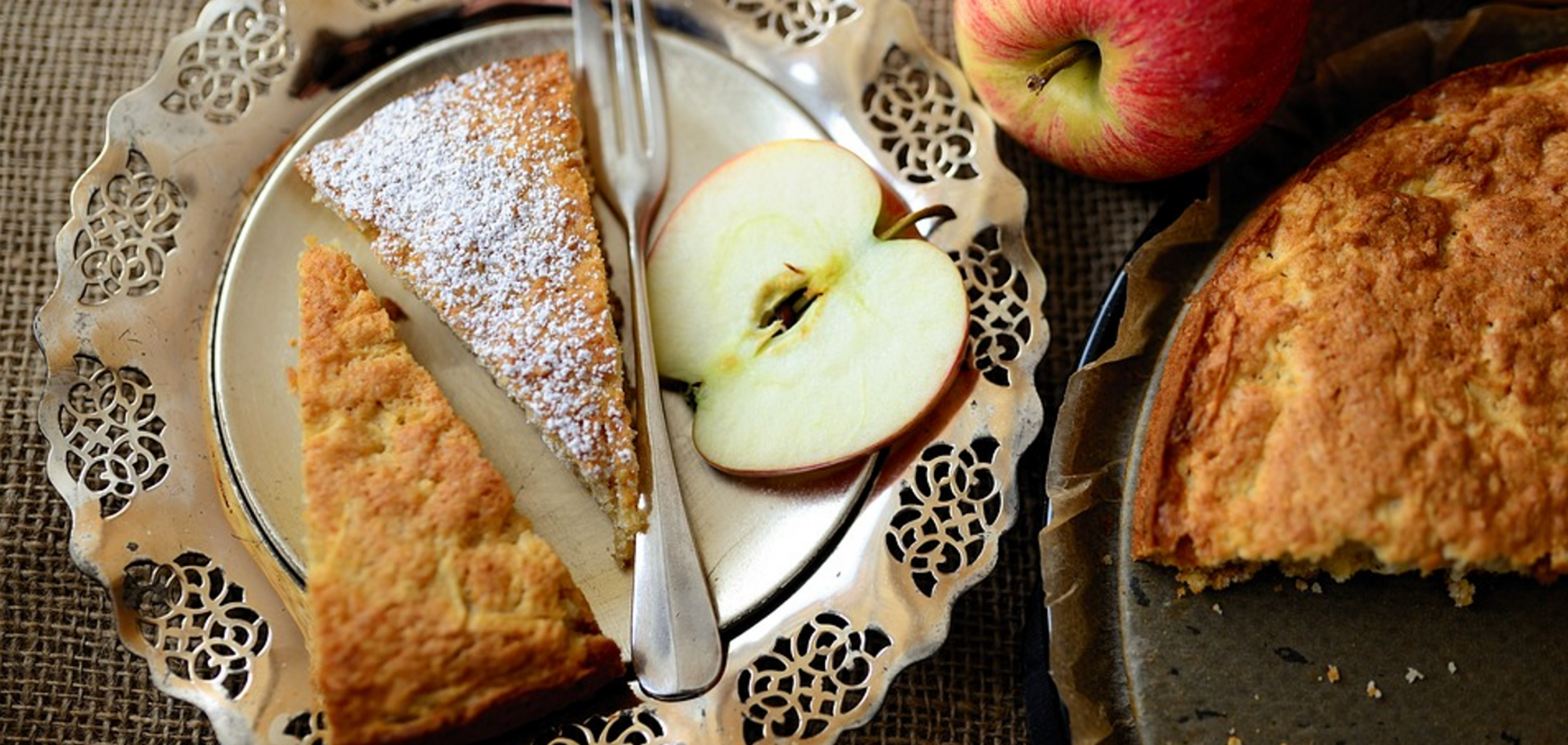 Элементарная шарлотка с яблоками: готовится на сковороде