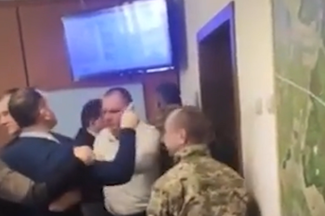 В Березане на Киевщине сын мэра ударил военного во время сессии горсовета