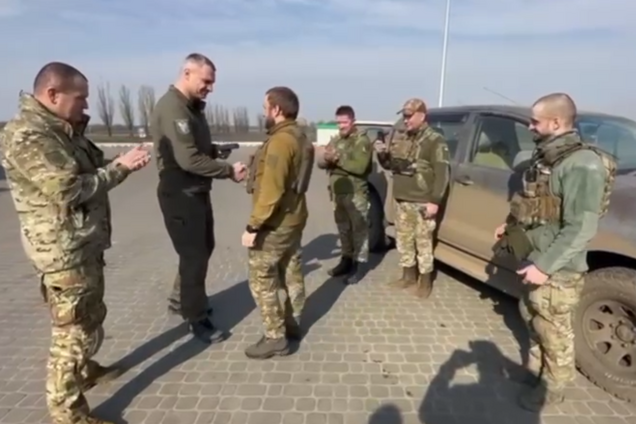 Віталій Кличко відвідав схід України та передав захисникам медичні засоби,  Starlink, дрони та автомобіль