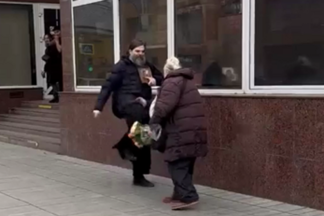 У Росії чоловік у рясі та з іконою в руках побив пенсіонерку