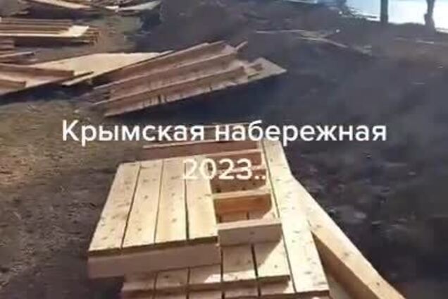 В окупованій Євпаторії на пляжі почали рити окопи | Відео | OBOZ.UA