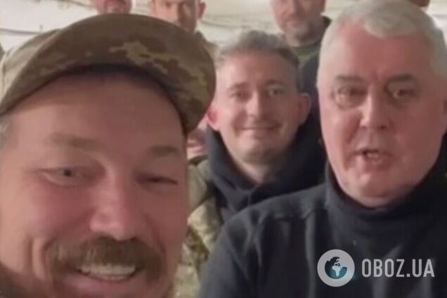 'Хробаки мають згинути': до підрозділу Мадяра на фронт приїхав український поет-сатирик Лесь Подерв'янський. Відео