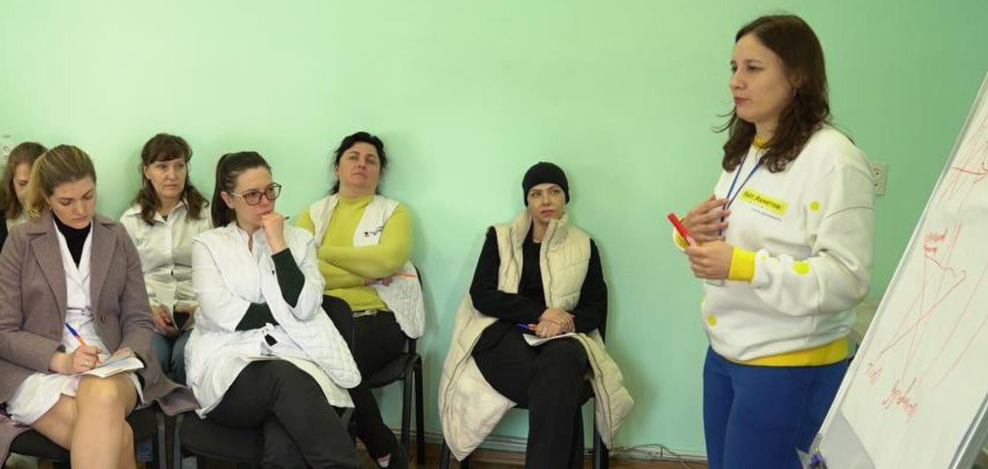 Преодолеть стресс во время войны: психологи Фонда Рината Ахметова помогли медикам в Запорожской области