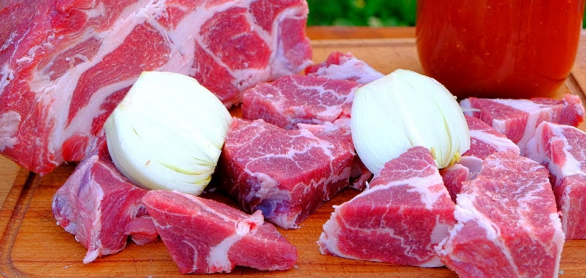 Простой маринад к шашлыку: мясо будет сочным и нежным