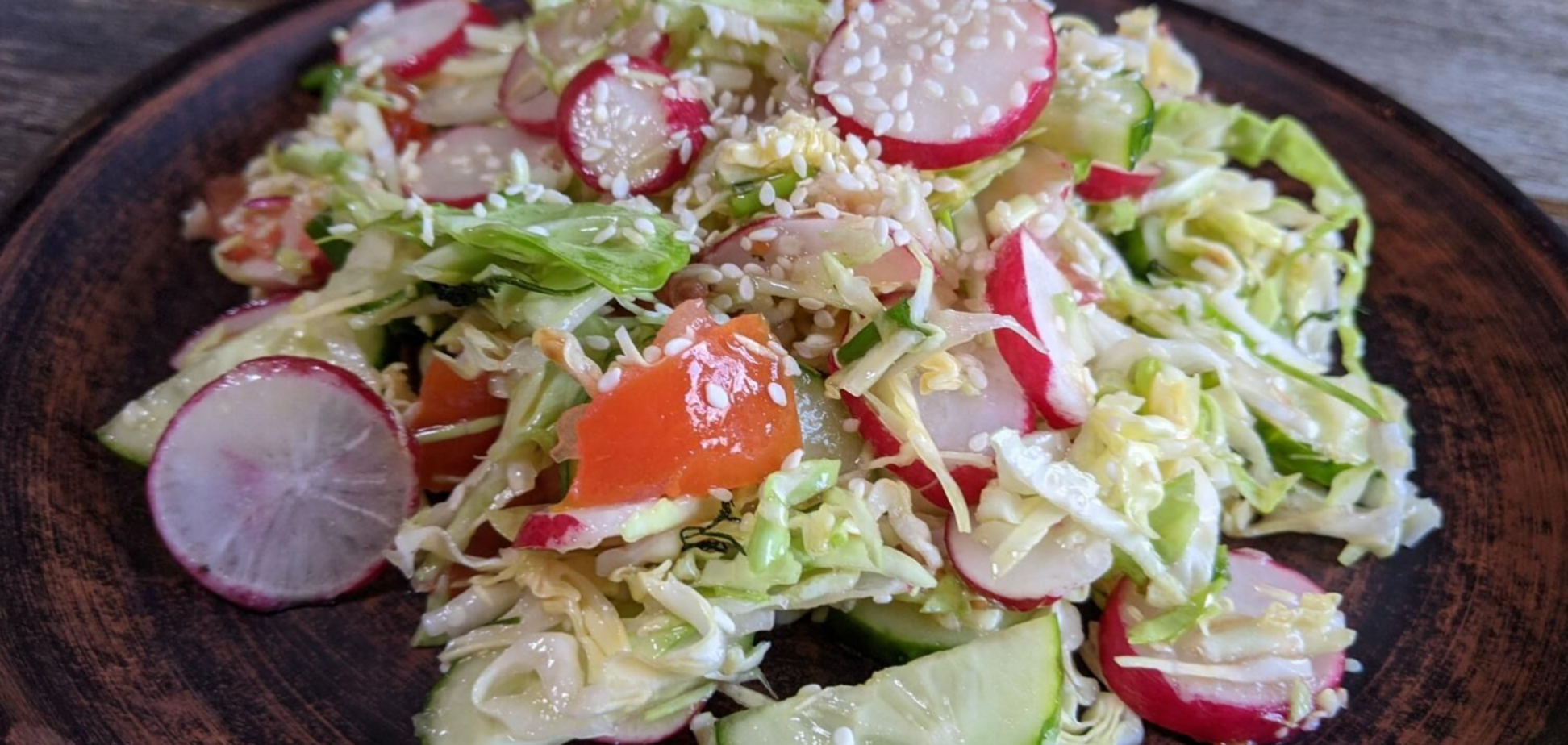 Весняний салат з капусти та редиски: рецепт смачної заправки зі сметаною