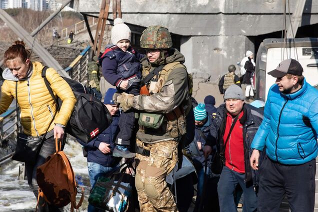 Порошенко показал, как год назад под обстрелами люди спасались из Ирпеня