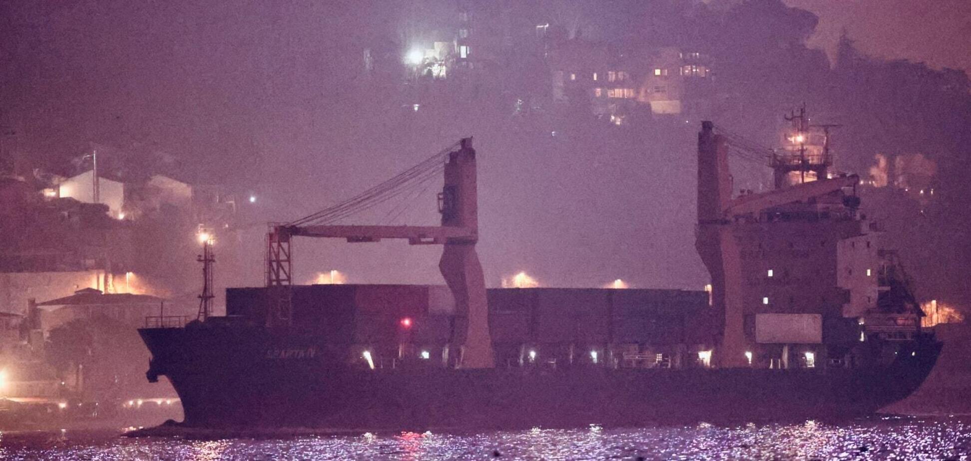 Росія використовує торговельні кораблі для перевезення зброї через Босфор – експерти
