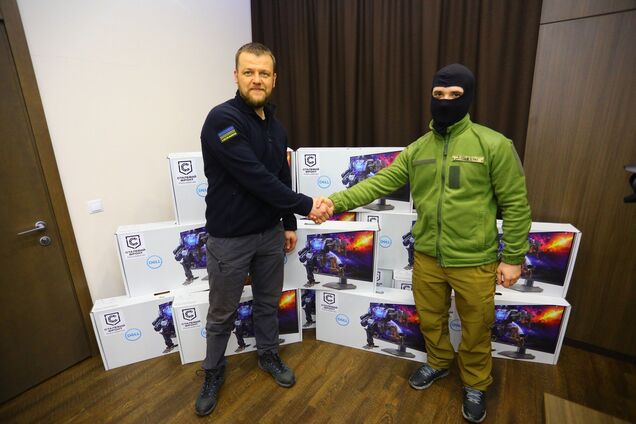 Военные получили от 'Метинвеста' 17 широкоформатных мониторов