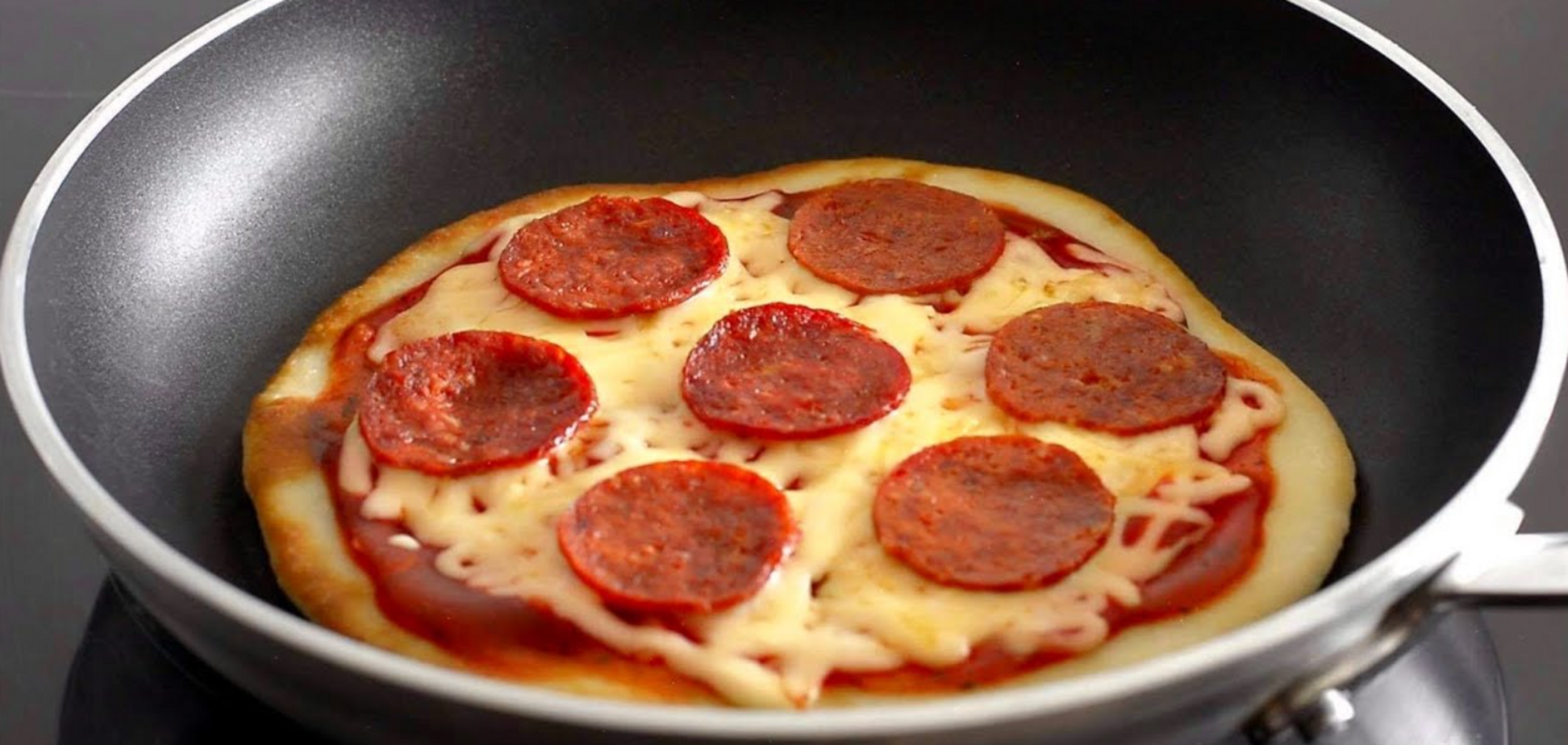 Пицца за 5 минут на сковороде: самый простой рецепт