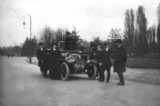 Стало известно, кем были первые женщины-автомобилистки в Украине