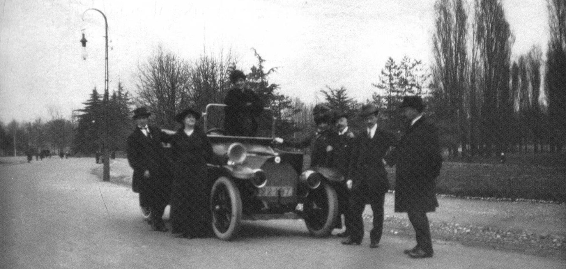 Стало відомо, ким були перші жінки-автомобілістки в Україні