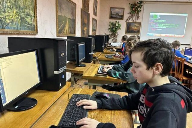 Favbet Foundation обеспечит детей военнослужащих и переселенцев канцелярскими наборами