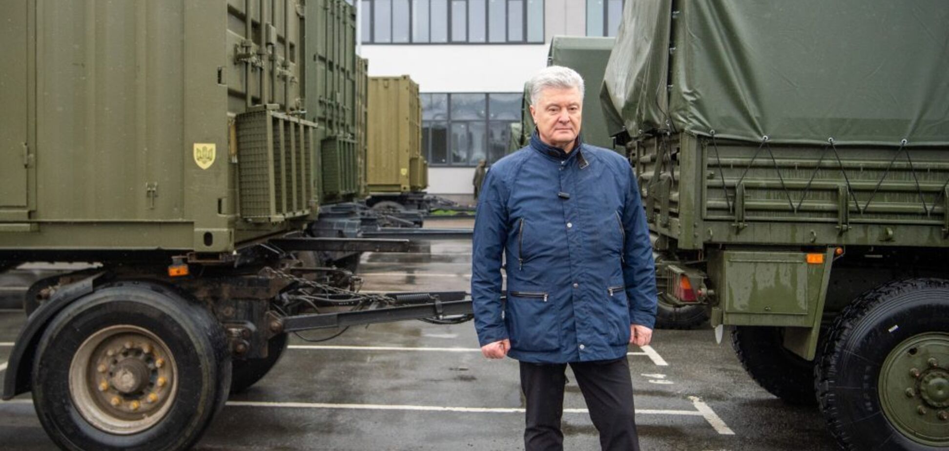 Порошенко везет на фронт очередную партию техники десантникам, морпехам и артиллеристам. Фото и видео